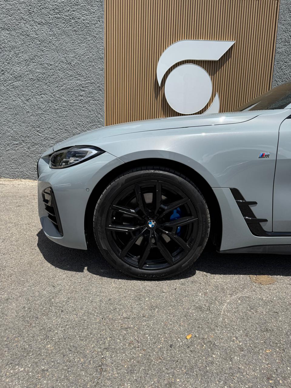 BMW 430i Gran Coupé 2023 rín negro y mordazas M en azul