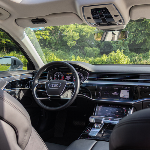 Audi A8 55 TFSI 2023 volante y tablero digital