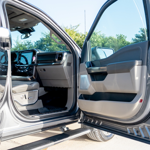 Ford Lobo Platinum Plus 2024 tablero y puerta delantera