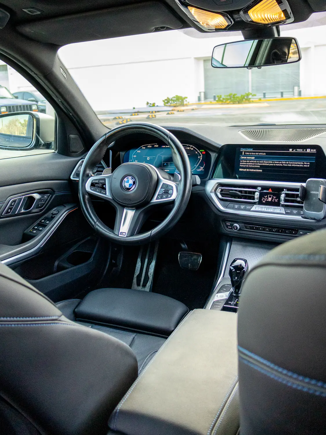 BMW M340i xDrive 2022 interior delantero y consola central