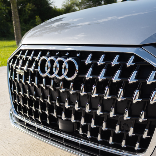 Audi A8 55 TFSI 2023 parrilla Singleframe cromada