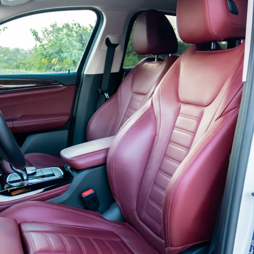BMW X4 xDrive30i 2023 asientos delanteros en piel roja