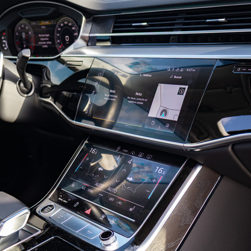Audi A8 55 TFSI 2023 pantallas táctiles MMI