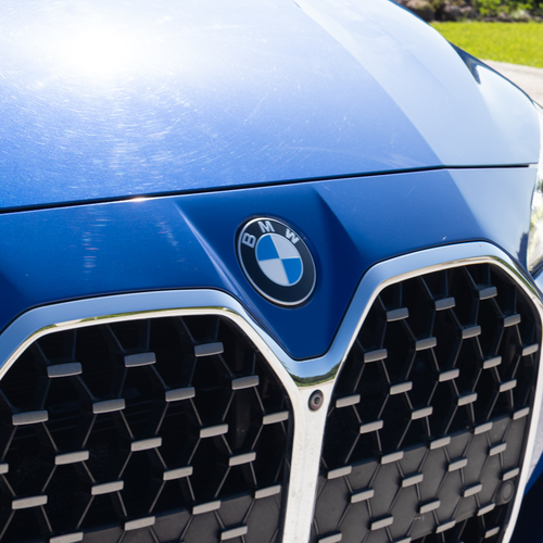 BMW 430i Gran Coupé 2022 detalle emblema BMW en parrilla