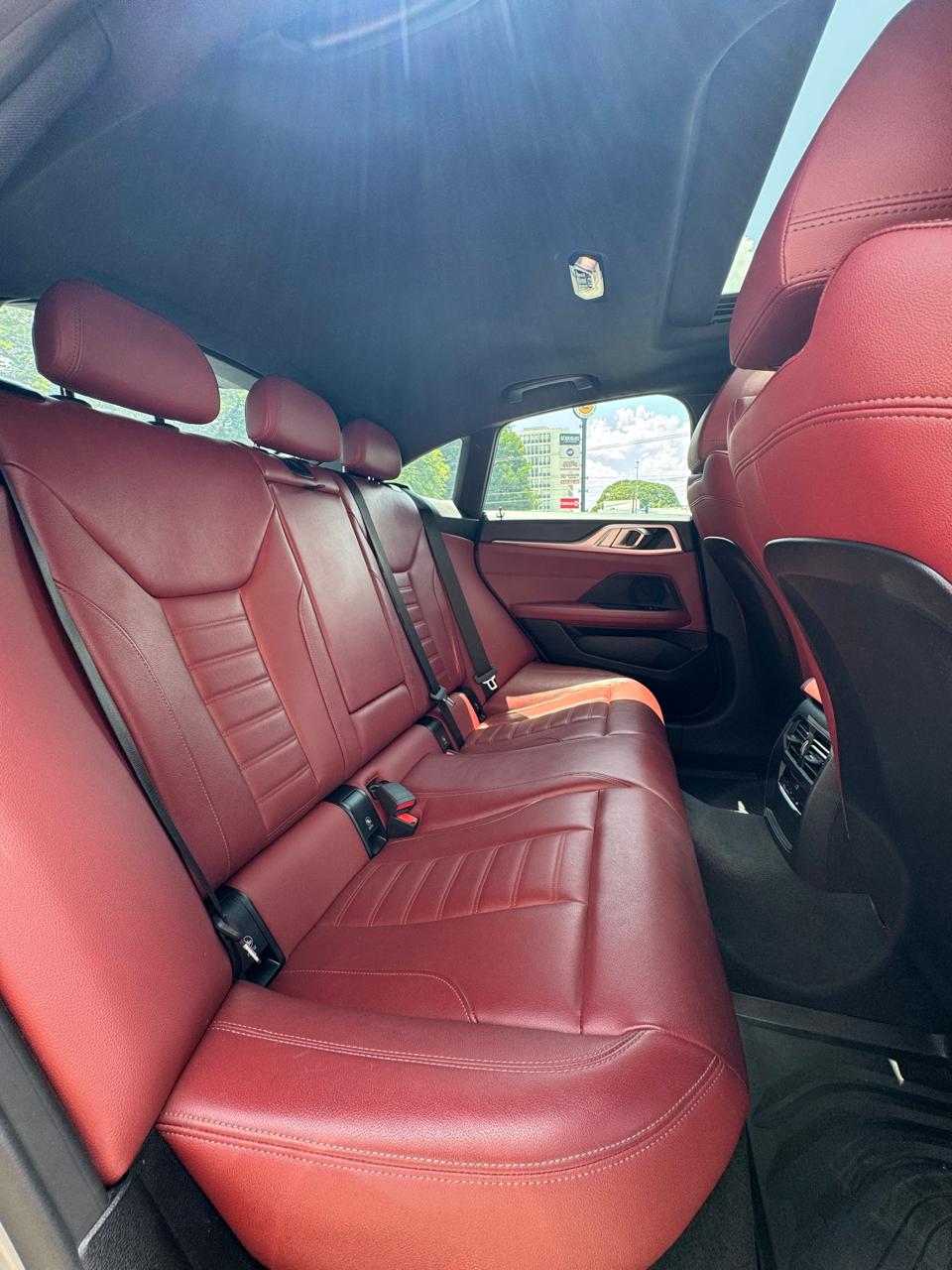 BMW 430i Gran Coupé 2023 asientos traseros en piel roja