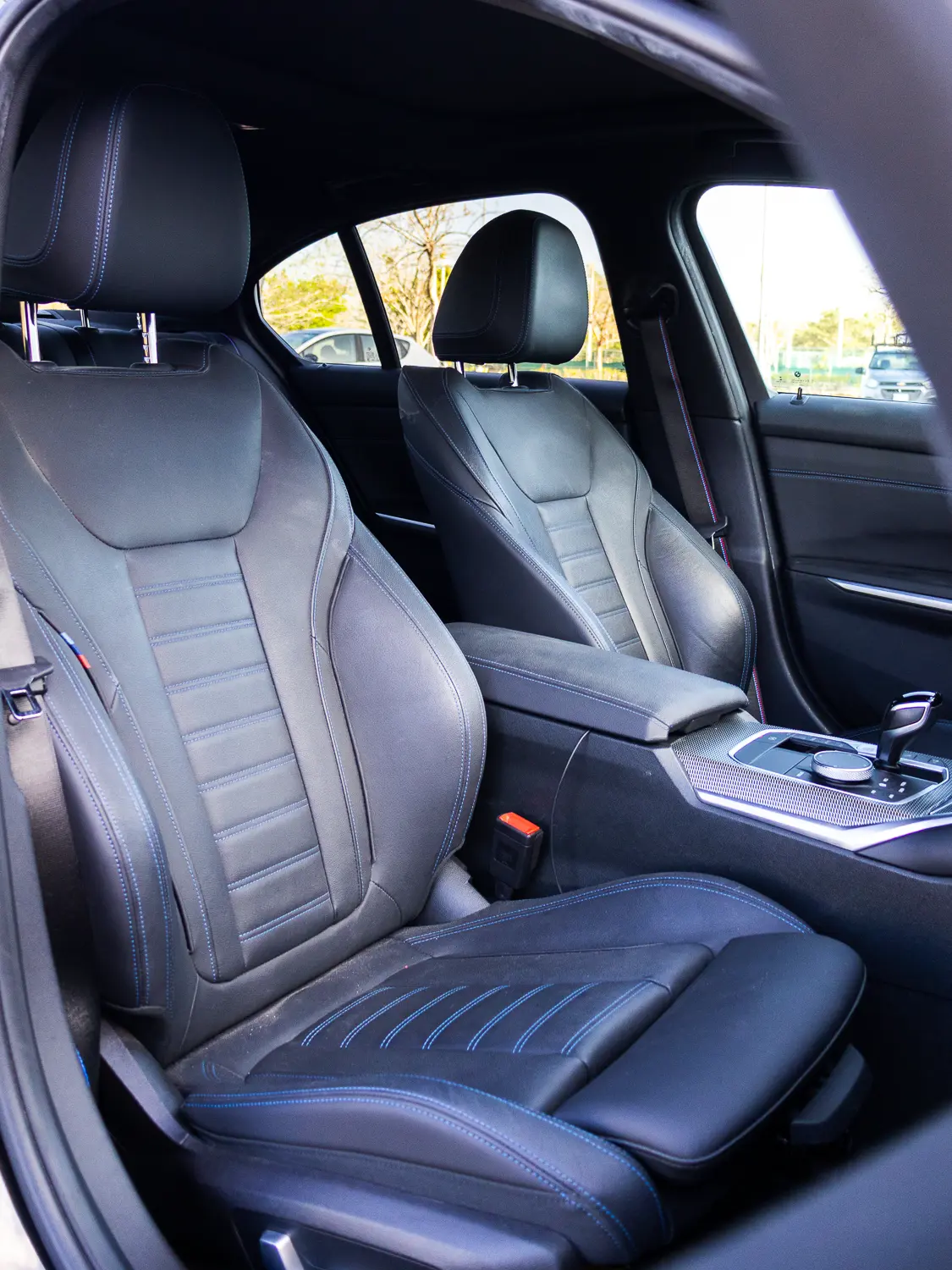 BMW M340i xDrive 2022 asientos deportivos delanteros en piel