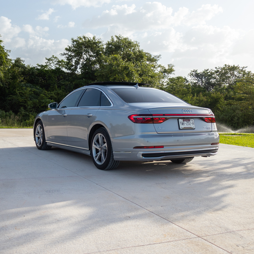 Audi A8 55 TFSI 2023 tres cuartos trasero