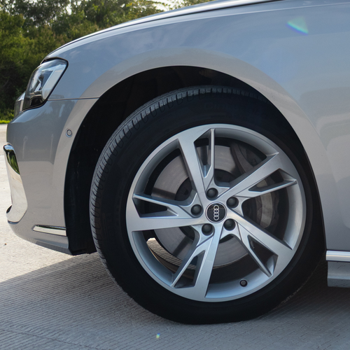 Audi A8 55 TFSI 2023 rín de aluminio