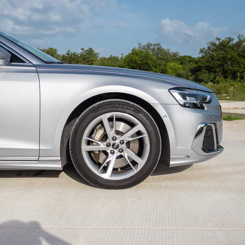 Audi A8 55 TFSI 2023 rín de aluminio de 20 pulgadas