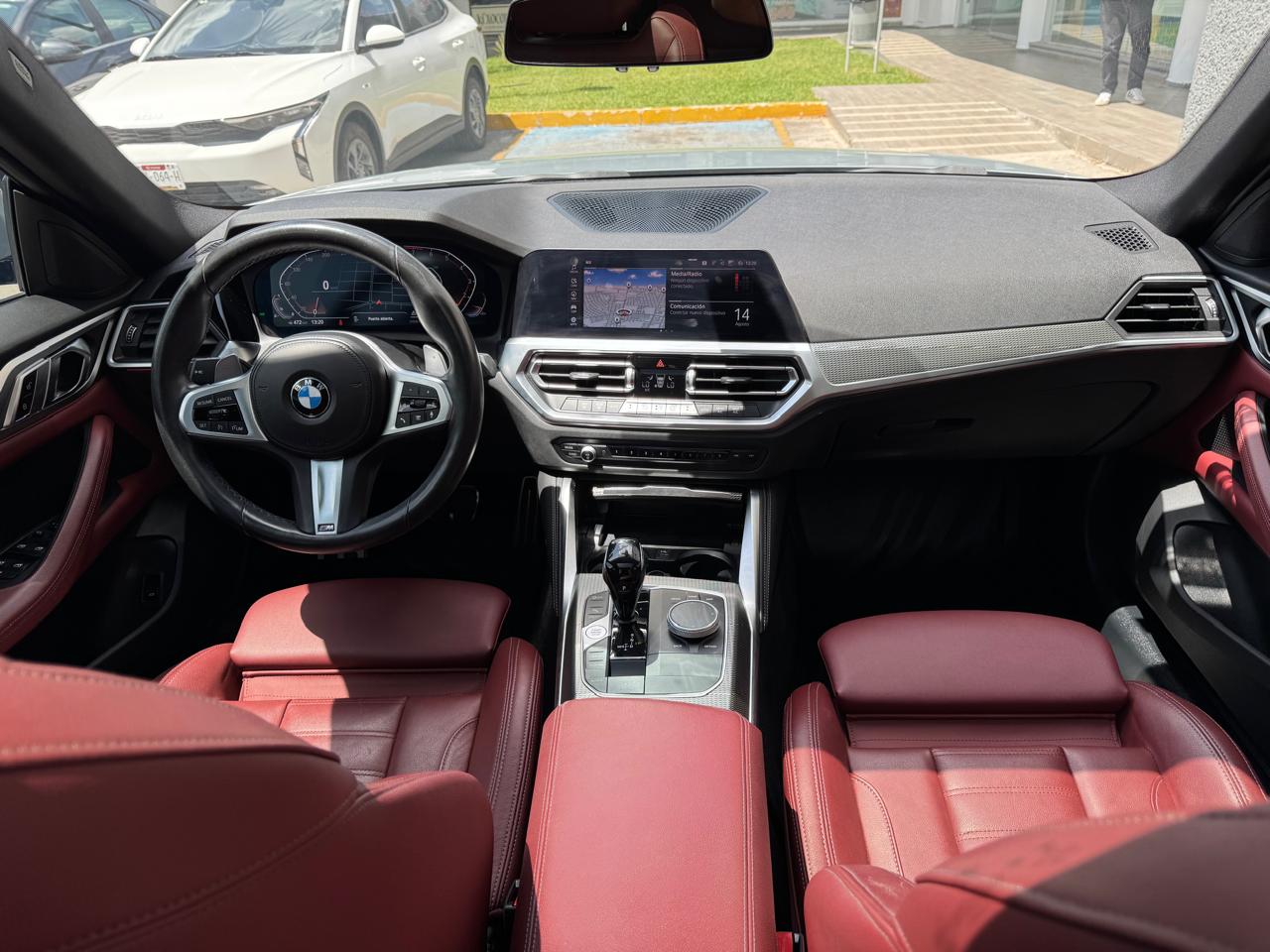 BMW 430i Gran Coupé 2023 tablero y asientos en piel roja