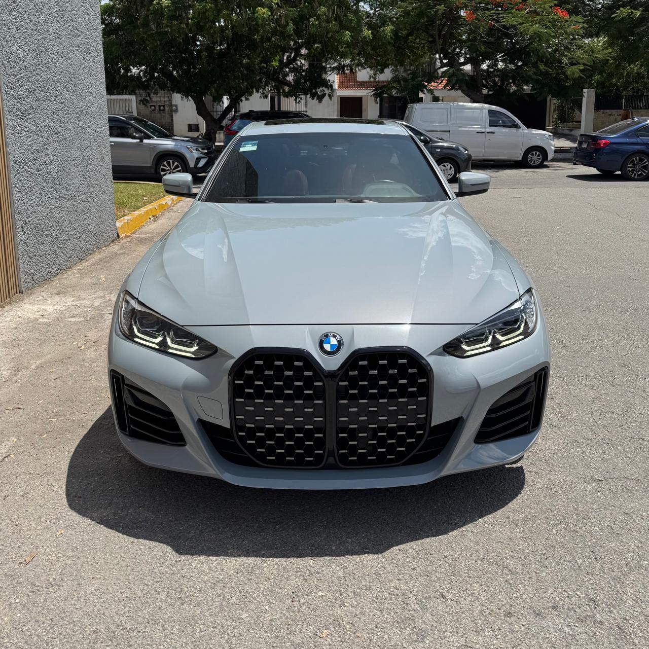 BMW 430i Gran Coupé 2023 vista frontal con parrilla BMW