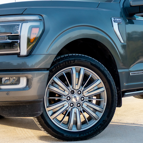 Ford Lobo Platinum Plus 2024 rín y emblema Platinum