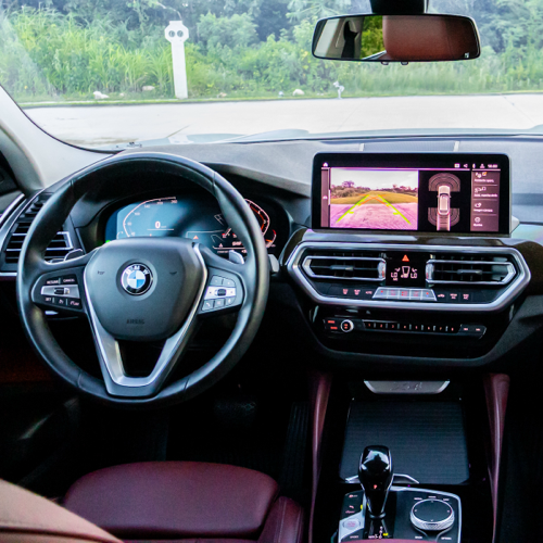 BMW X4 xDrive30i 2023 tablero central y pantalla táctil