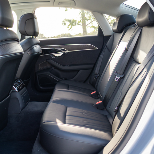 Audi A8 55 TFSI 2023 asientos traseros en piel