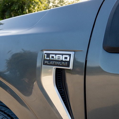 Ford Lobo Platinum Plus 2024 emblema Lobo Platinum lateral