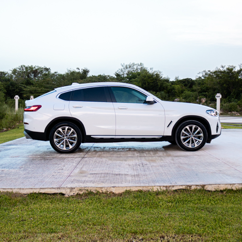 BMW X4 xDrive30i 2023 lateral completo