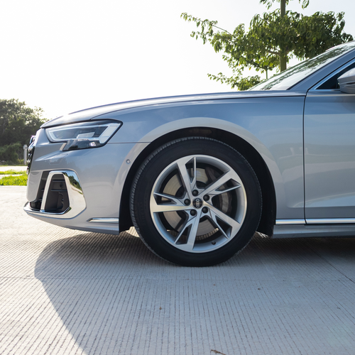 Audi A8 55 TFSI 2023 rueda delantera de 20 pulgadas