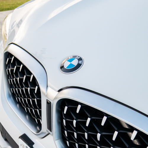 BMW X4 xDrive30i 2023 detalle parrilla y emblema BMW