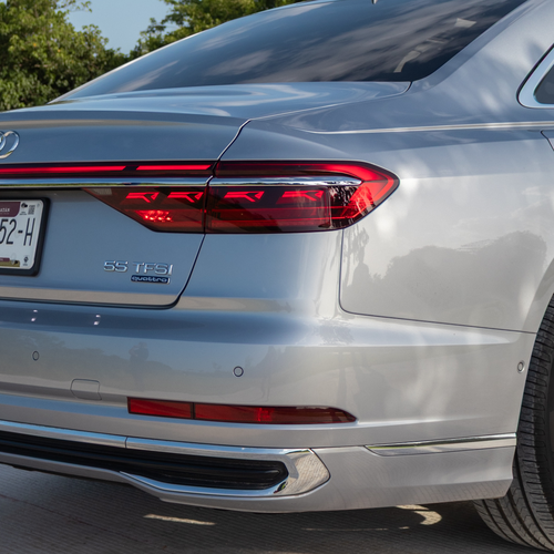 Audi A8 55 TFSI 2023 detalle calavera LED continua