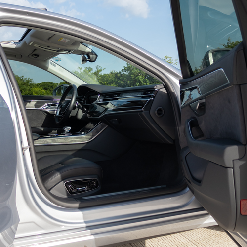 Audi A8 55 TFSI 2023 interior delantero con puerta abierta
