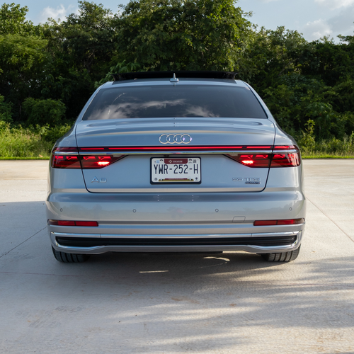 Audi A8 55 TFSI 2023 vista trasera con placas yucatecas