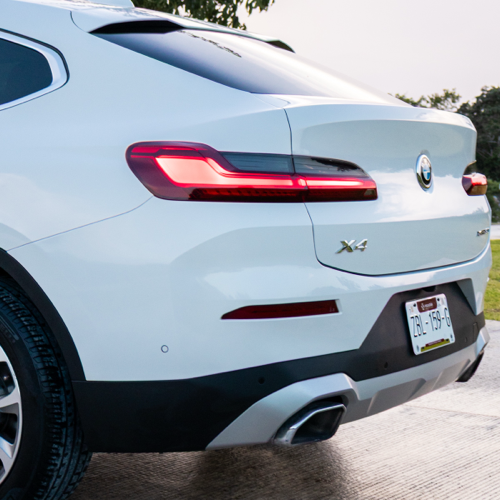 BMW X4 xDrive30i 2023 detalle calaveras LED