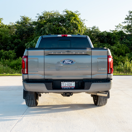 Ford Lobo Platinum Plus 2024 vista trasera y tapa de caja