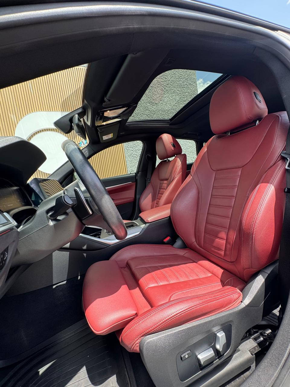 BMW 430i Gran Coupé 2023 asientos delanteros deportivos en piel roja