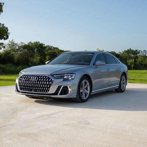Audi A8 55 TFSI 2023 vista frontal lateral