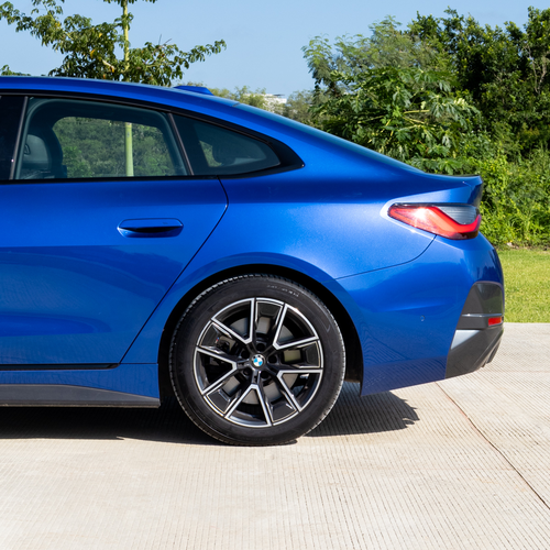 BMW 430i Gran Coupé 2022 tres cuartos trasero con rines M