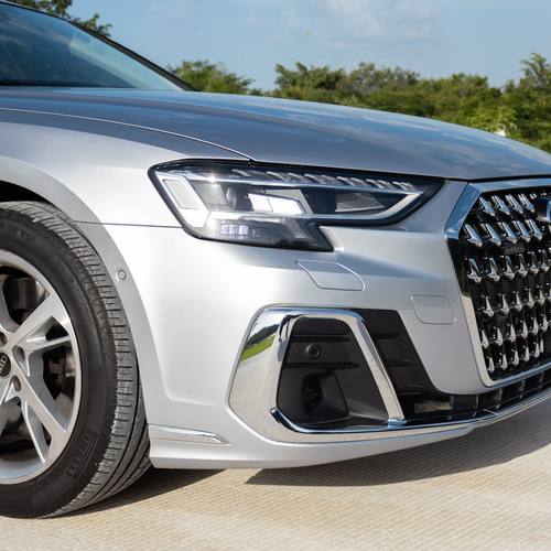 Audi A8 55 TFSI 2023 detalle frontal y rueda