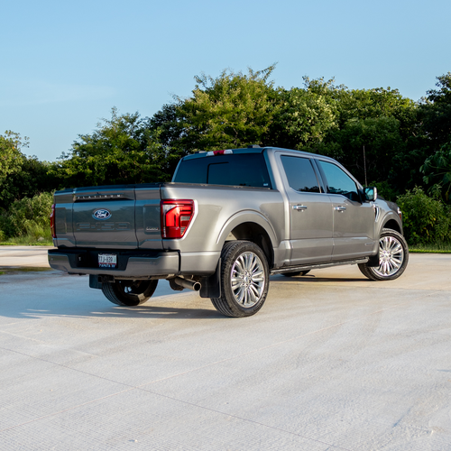 Ford Lobo Platinum Plus 2024 vista trasera tres cuartos