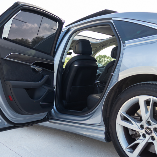 Audi A8 55 TFSI 2023 puerta trasera abierta e interior