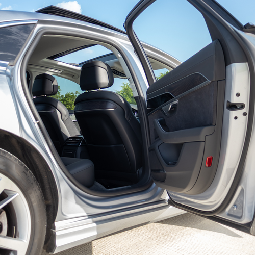 Audi A8 55 TFSI 2023 interior panorámico puertas abiertas