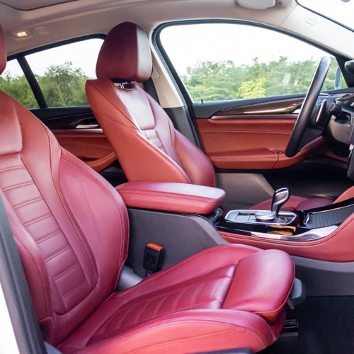 BMW X4 xDrive30i 2023 asientos delanteros en piel roja