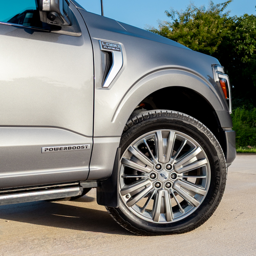 Ford Lobo Platinum Plus 2024 perfil lateral con rines Premium y emblemas