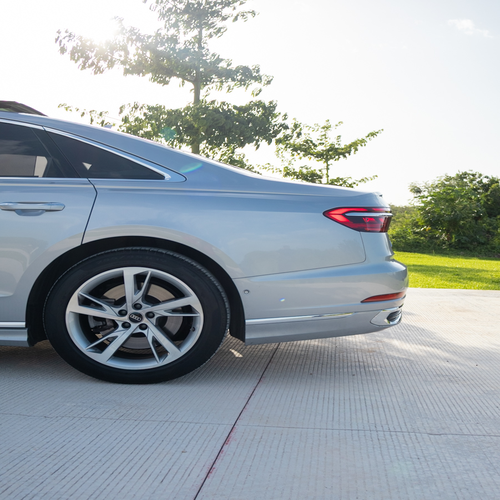 Audi A8 55 TFSI 2023 lateral trasero
