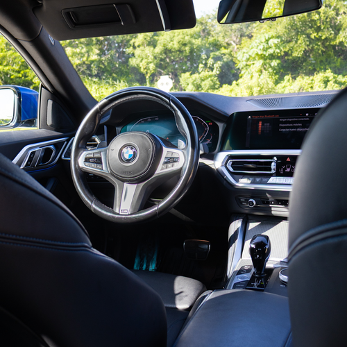 BMW 430i Gran Coupé 2022 volante M y tablero digital