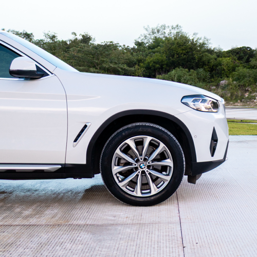 BMW X4 xDrive30i 2023 detalle rueda y faro