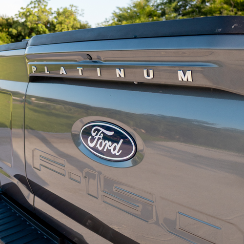 Ford Lobo Platinum Plus 2024 emblema Platinum y Ford en tapa de caja