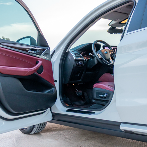 BMW X4 xDrive30i 2023 interior puerta y asientos en piel roja