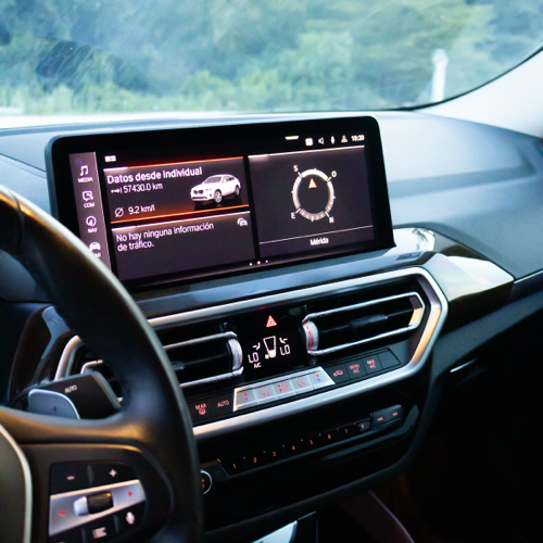 BMW X4 xDrive30i 2023 pantalla central y consola