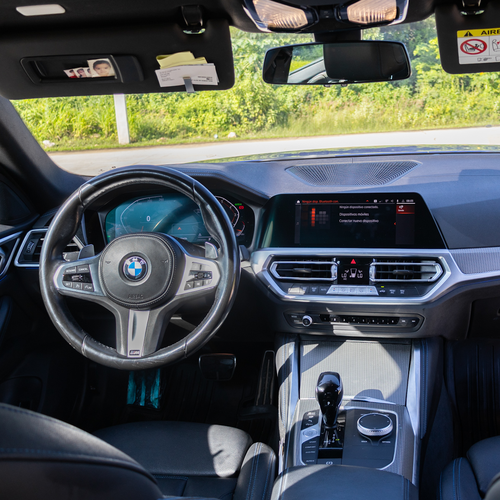 BMW 430i Gran Coupé 2022 interior con pantalla curva BMW Live Cockpit