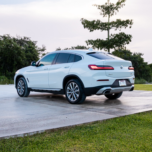 BMW X4 xDrive30i 2023 tres cuartos trasero