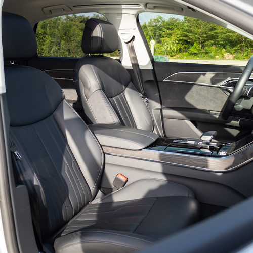 Audi A8 55 TFSI 2023 asientos delanteros en piel