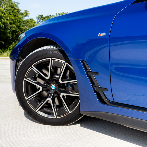 BMW 430i Gran Coupé 2022 detalle rín M y emblema M