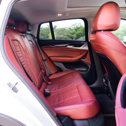 BMW X4 xDrive30i 2023 asientos traseros en piel roja