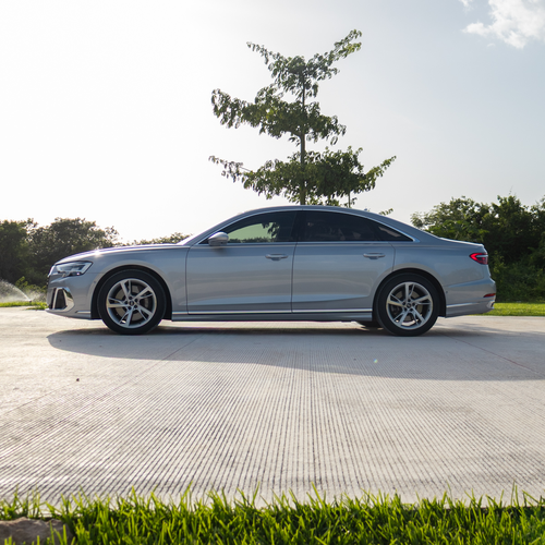 Audi A8 55 TFSI 2023 vista lateral completa
