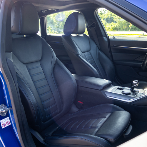 BMW 430i Gran Coupé 2022 asientos delanteros con costuras azules