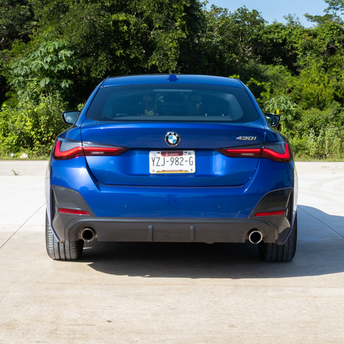 BMW 430i Gran Coupé 2022 posterior con doble escape